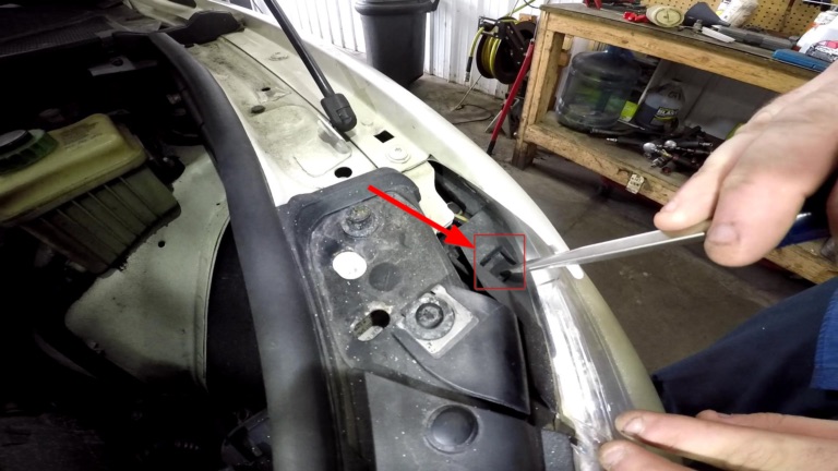 Audi Q7 headlight bulb replacement — Step 3