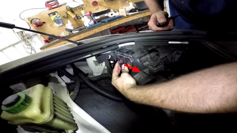 Audi Q7 headlight bulb replacement — Step 4
