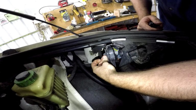 Audi Q7 headlight bulb replacement — Step 4