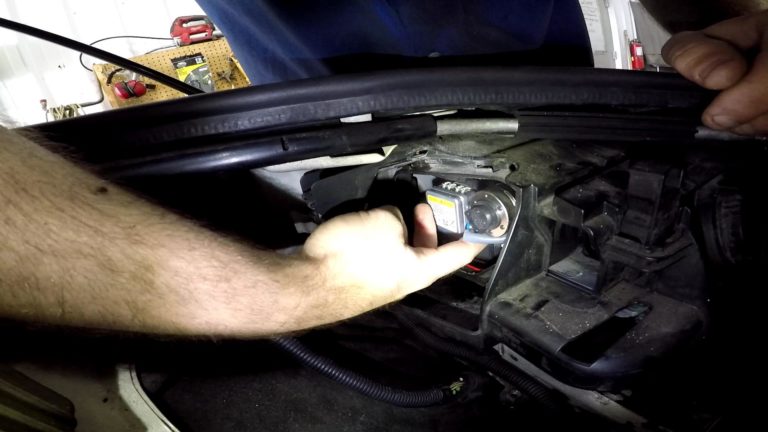 Audi Q7 headlight bulb replacement — Step 5
